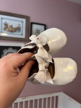 Robeez Cream Baby Shoes with Bow